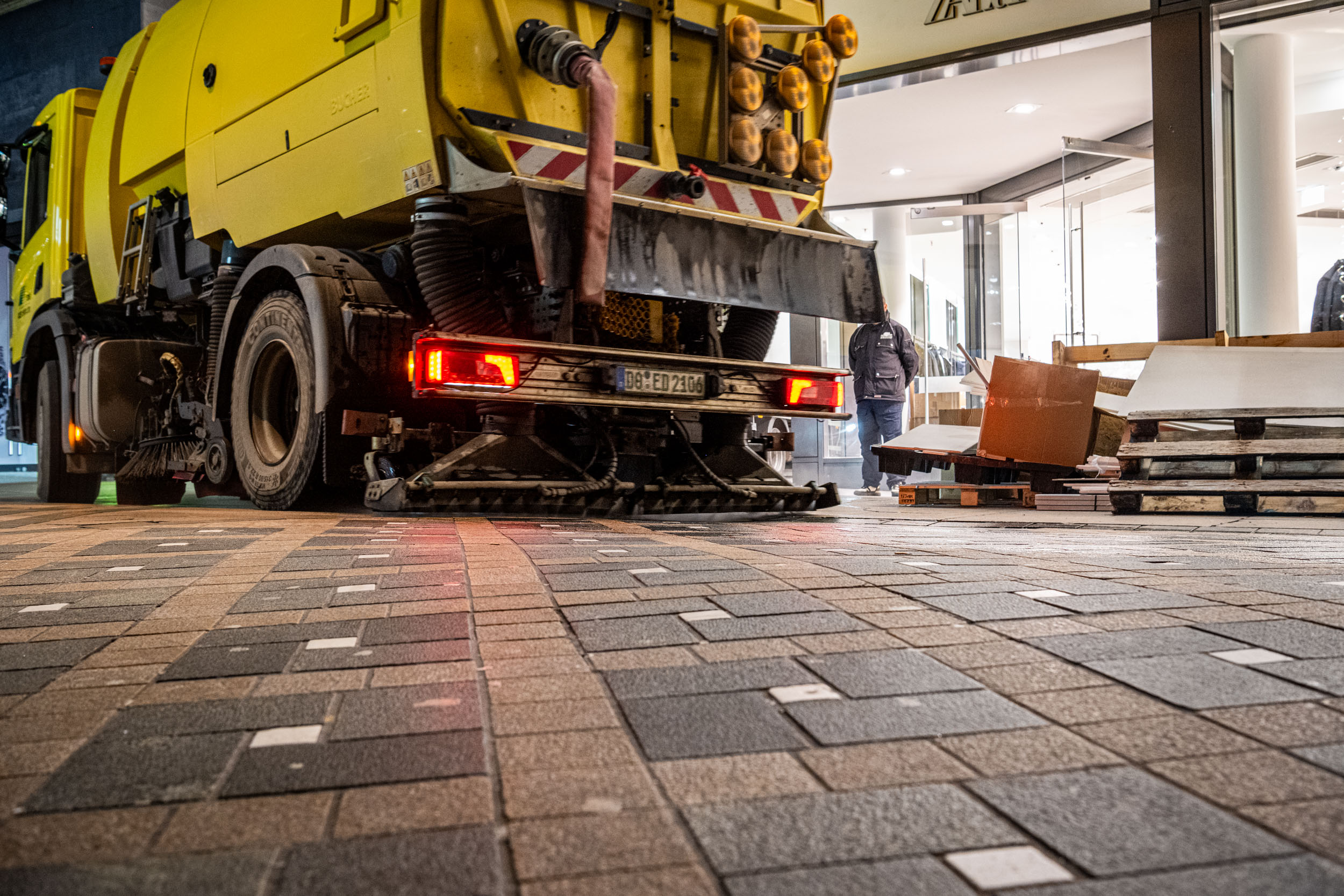 Nach der Reinigung mit dem Hochdruckreinigungsfahrzeug erstrahlt der Asphalt in neuem Glanz.