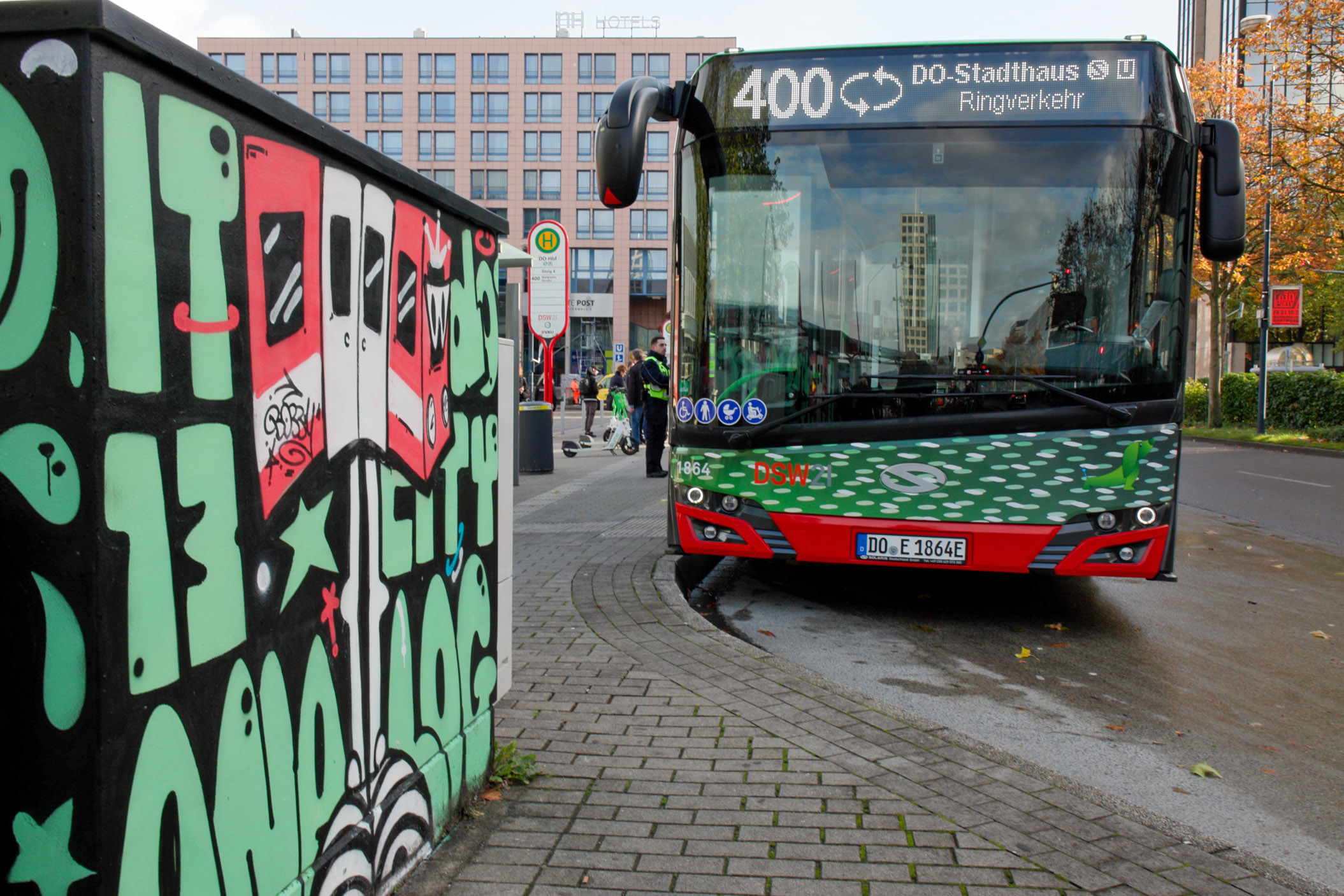 Ein Bus der neuen 400-er Buslinie fährt durch Dortmund