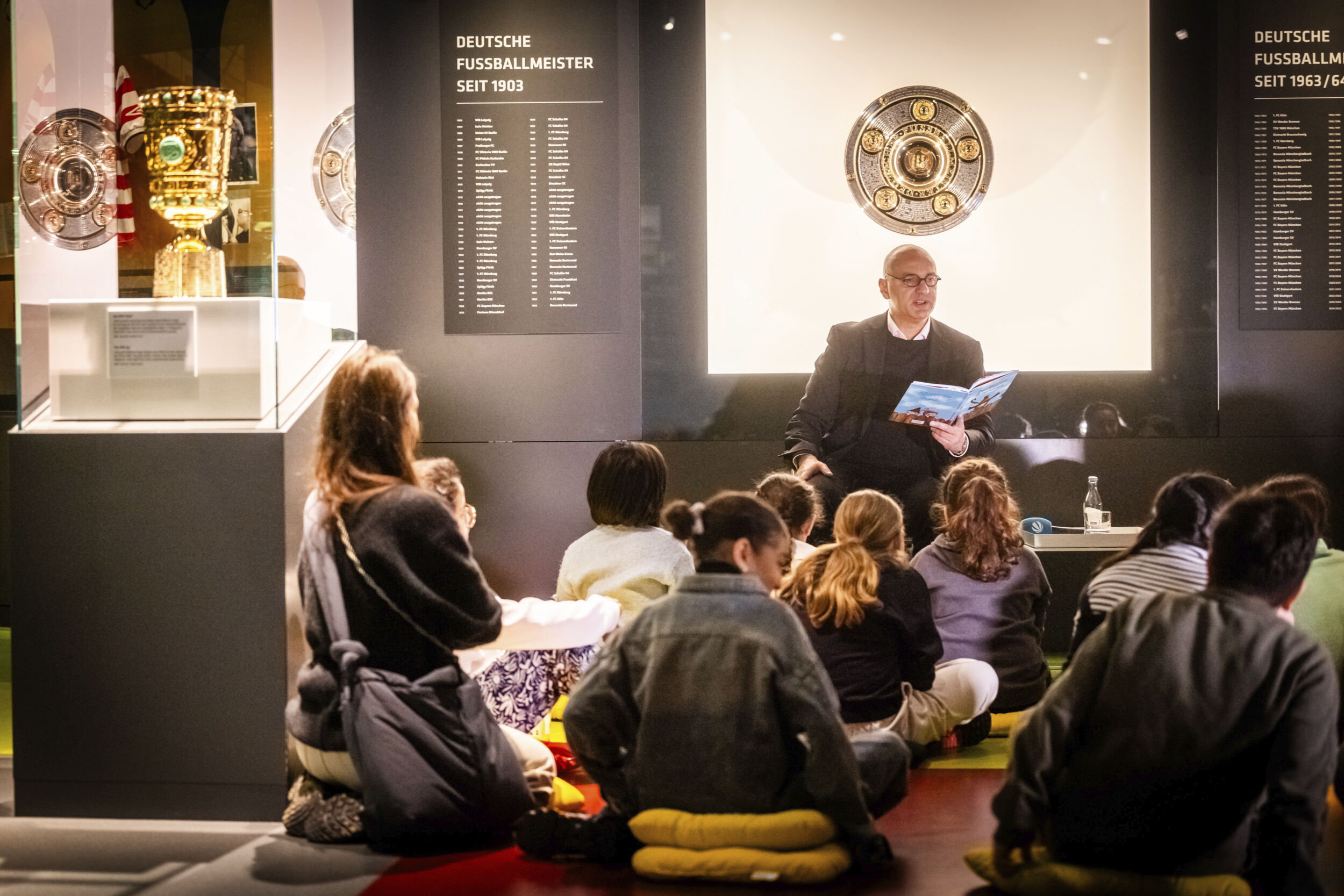 Oberbürgermeister Kalouti liest Kindern aus Räuber Hotzenplotz vor.