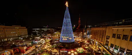 Blick von oben auf den Hansaplatz mit beleuchtetem Weihnachtsbaum 2024