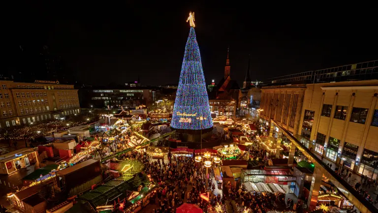 Blick von oben auf den Hansaplatz mit beleuchtetem Weihnachtsbaum 2024