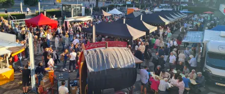 Der Opernvorplatz des Theater Dortmund zum Feierabend-Markt mit vielen Besucher*innen. 