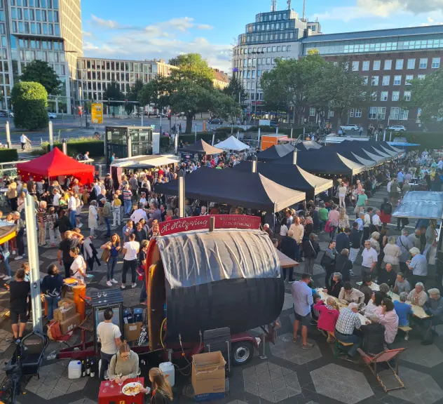 Der Opernvorplatz des Theater Dortmund zum Feierabend-Markt mit vielen Besucher*innen. 