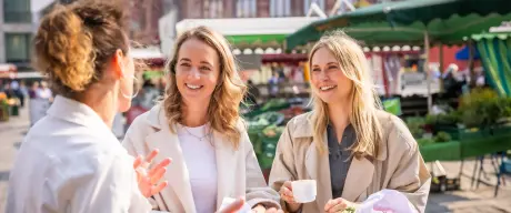 Steffi Strecker unterhält sich mit Besucherinnen des Wochenmarkts