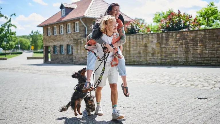 Pärchen im Park mit Hunden