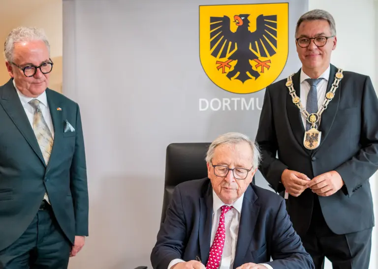 Jean-Claude Juncker beim Eintrag in das Goldene Buch der Stadt