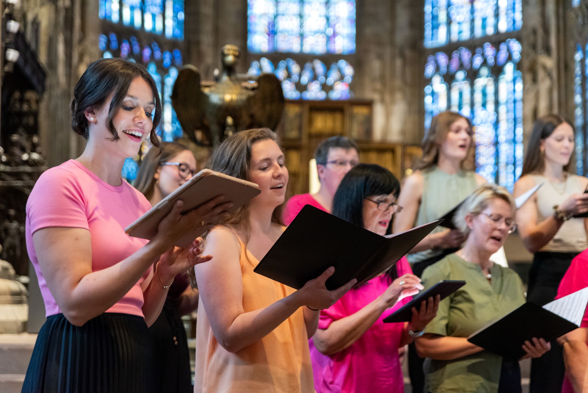 Mitglieder eines Chors singen in der Reinoldikirche