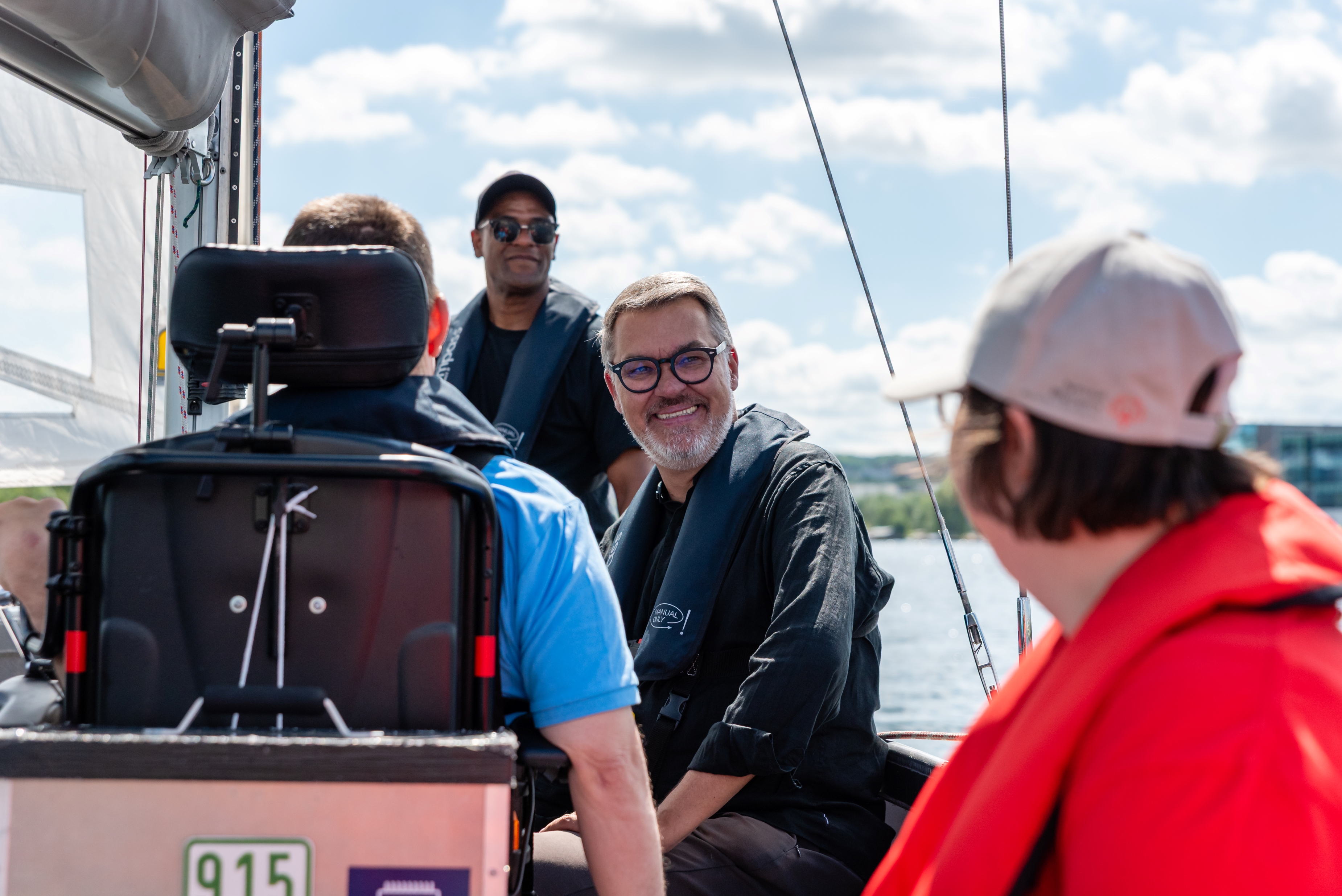 Oberbürgermeister Thomas Westphal sitzt auf einem Segelboot auf dem Phoenix See.