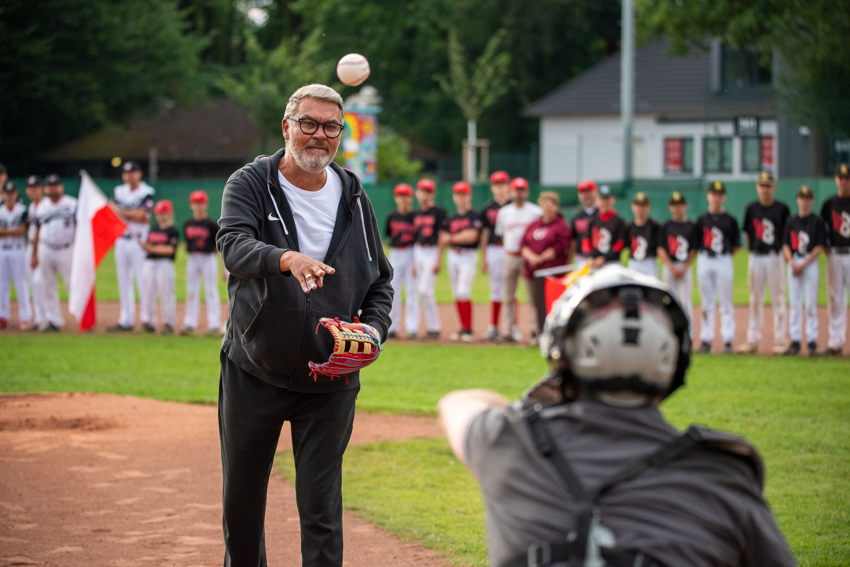 Thomas Westphal wirft einen Baseball zur Eröffnung des Supercup 2025 im Hoeschpark Dortmund.