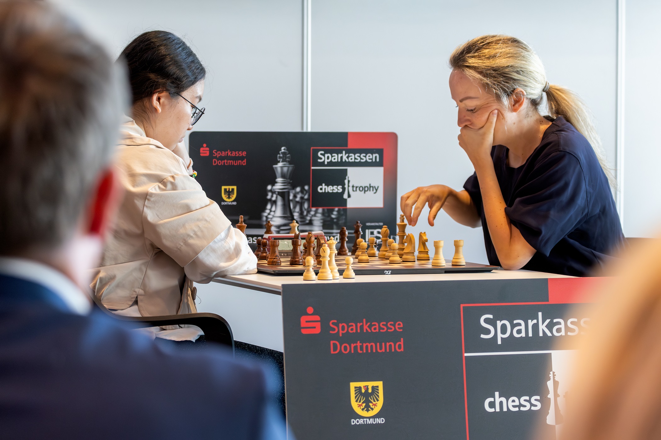 Zwei Frauen spielen konzentriert Schach.