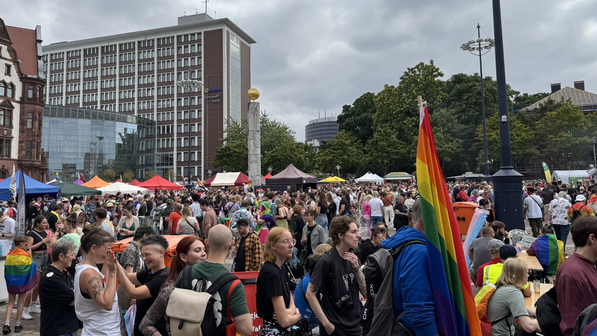 Zahlreiche Menschen feiern den Christopher-Street-Day auf dem Friedensplatz Dortmund.