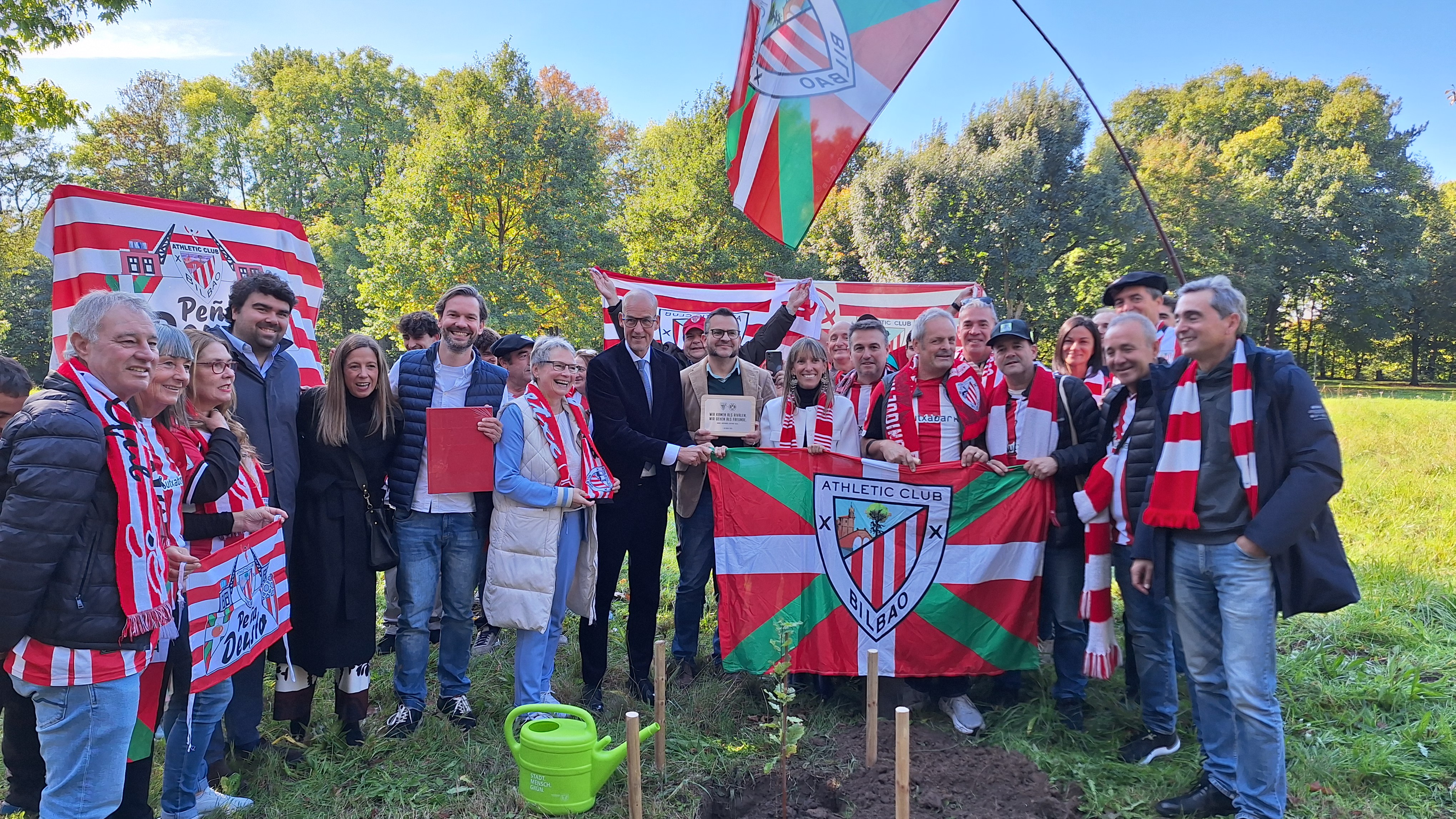 Die Stiftung von Atletic Bilbao schenkt im Rahmen des CL-Spiels gegen den BVB einen kleinen Eichenbaum