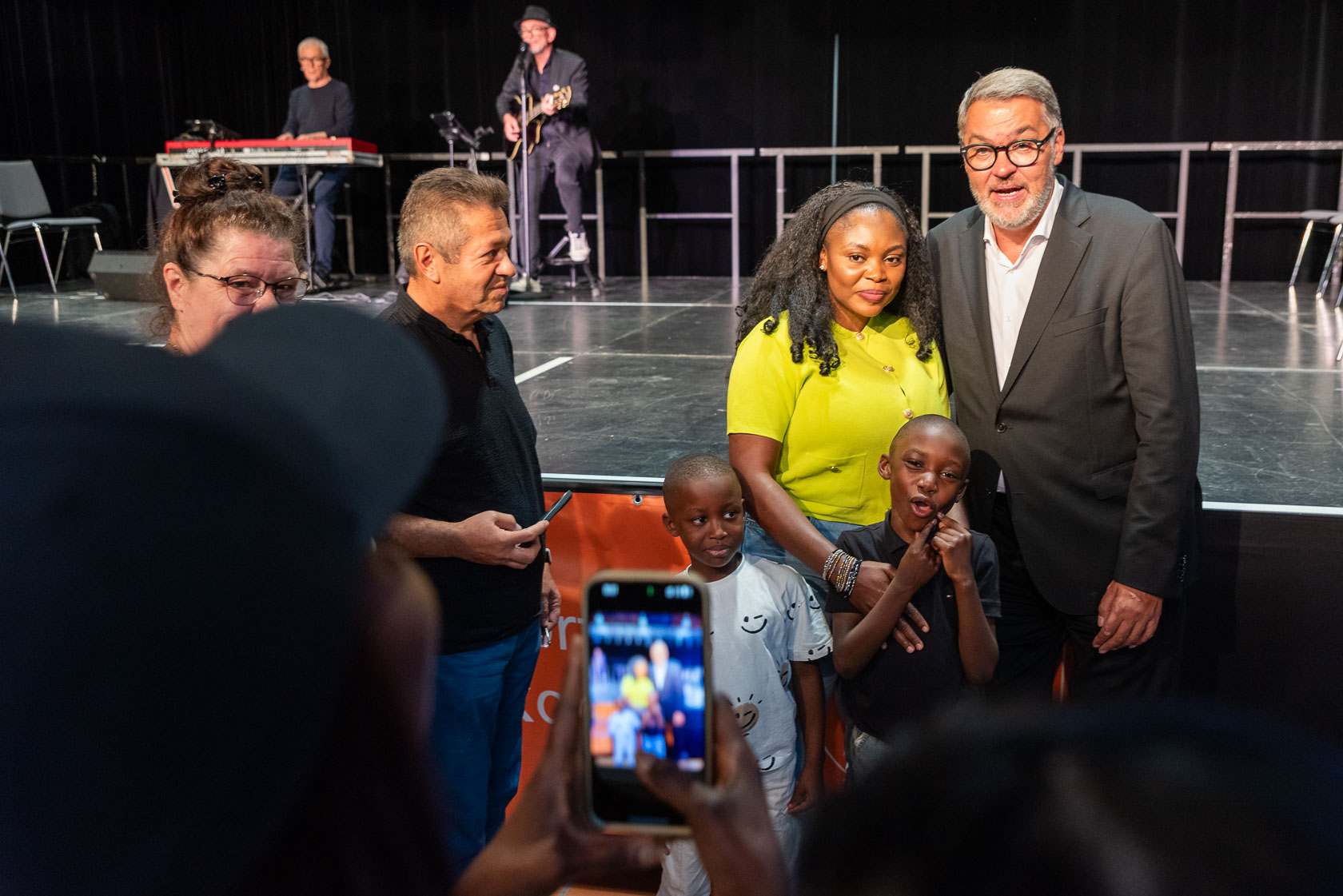 Eine Familie macht nach der Einbürgerungsfeier Selfies mit Oberbürgermeister Thomas Westphal.