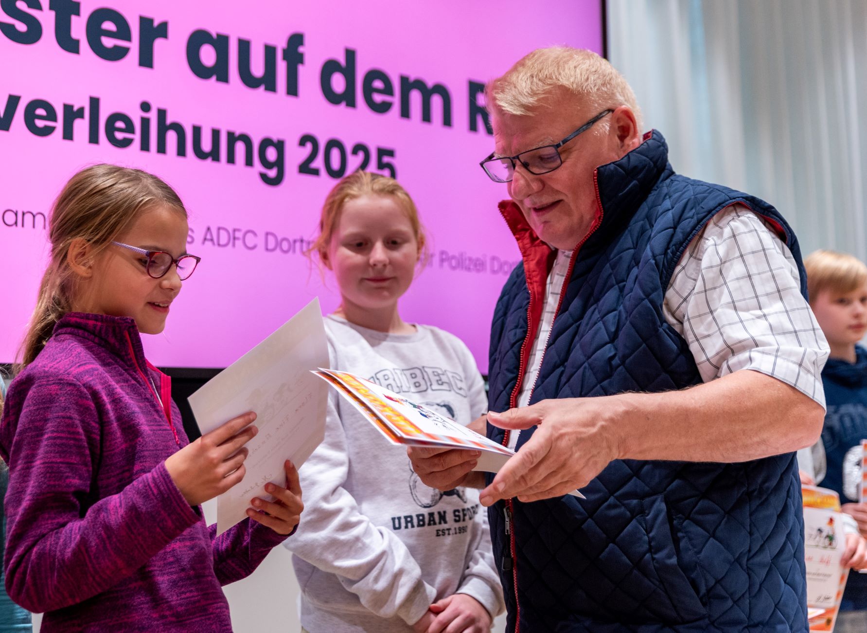 Bürgermeister Norbert Schilff übergibt Preise an Kinder.