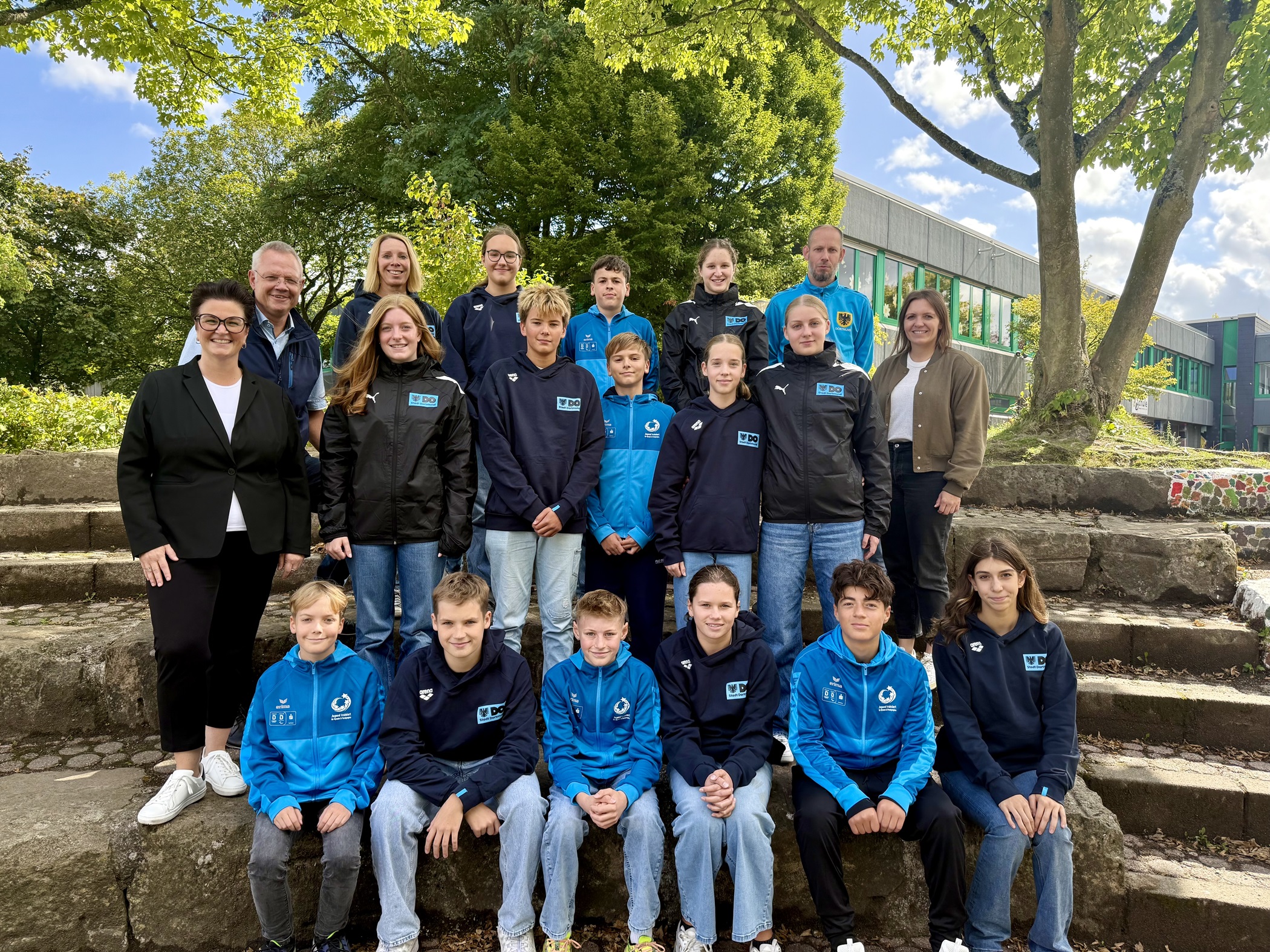 Viel Erfolg wünschten den Schwimmer*innen vom Goethe-Gymnasium Stephanie Pieczka (Sparkasse Dortmund), Christof Nattkemper (Schulleiter Goethe-Gymnasium), Birte Fischer (Lehrerin Goethe-Gymnasium, Mannschaftsbetreuerin), Henrik Ziethoff (Ausschuss für den Schulsport), Julia Hämel (Leitung OSP NRW/Westfalen; v.l.n.r.)