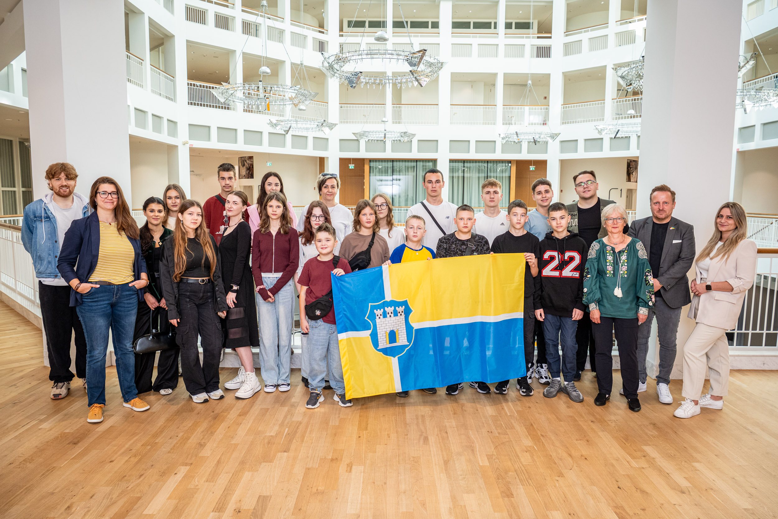 Gruppenbild mit Kindern und einer Ukraine-Flagge.