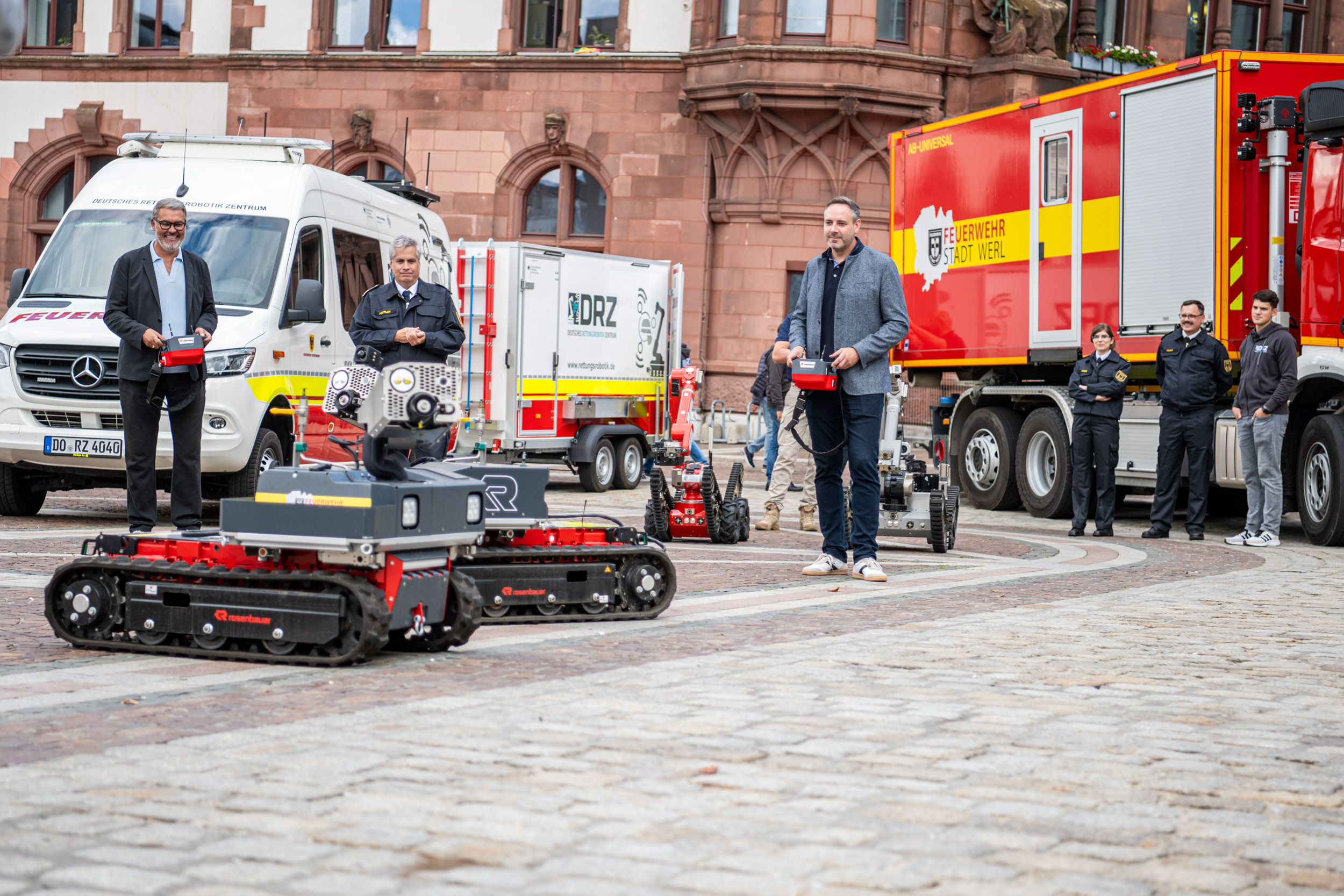Dortmunds Oberbürgermeister Thomas Westphal und Werls Bürgermeister Torben Höbrink testeten die Rettungsroboter auf dem Friedensplatz.