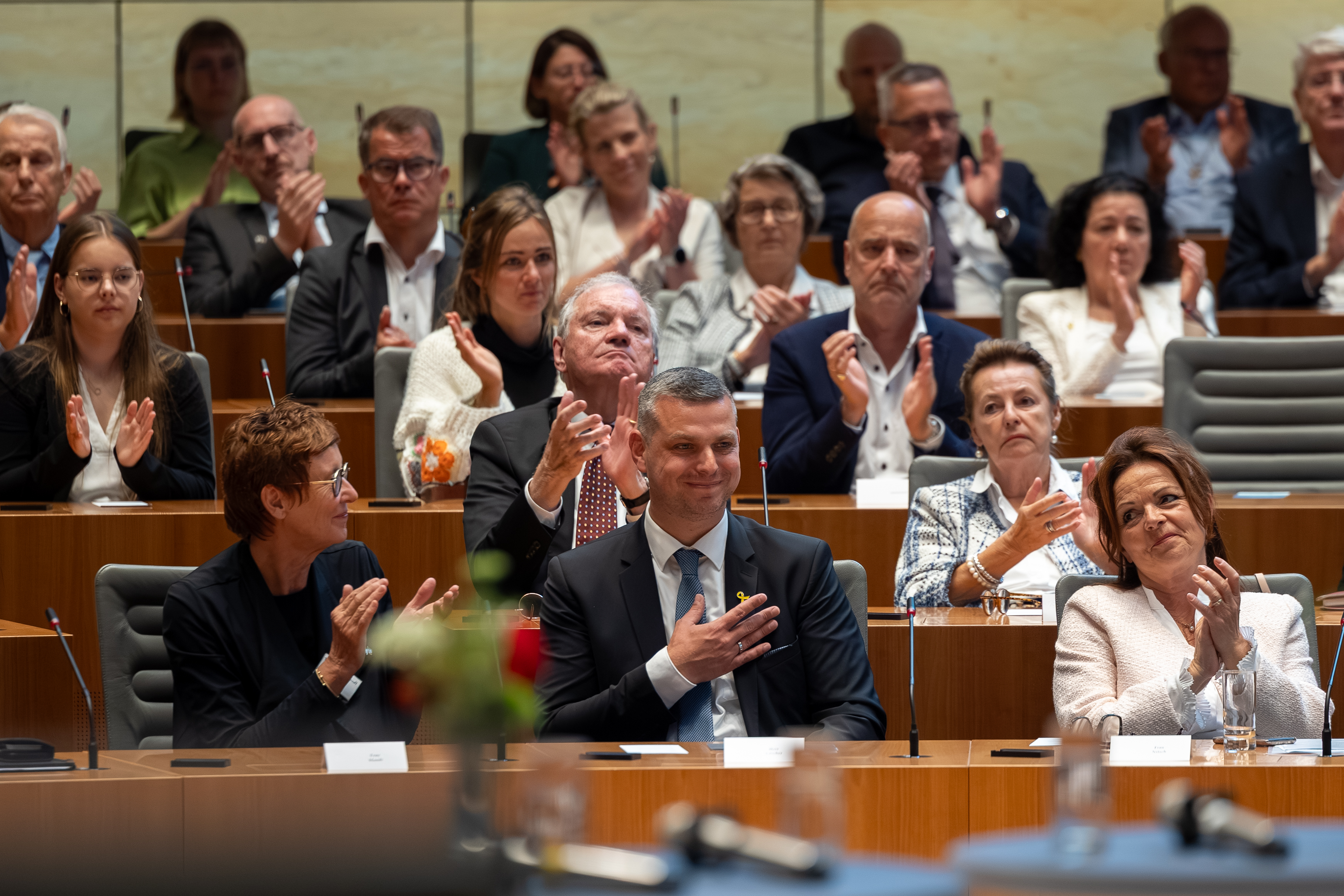 Daniel Lörcher legt in dankbarer Geste bei der Preisverleihung des Zukunftspreises seine Hand aufs Herz.