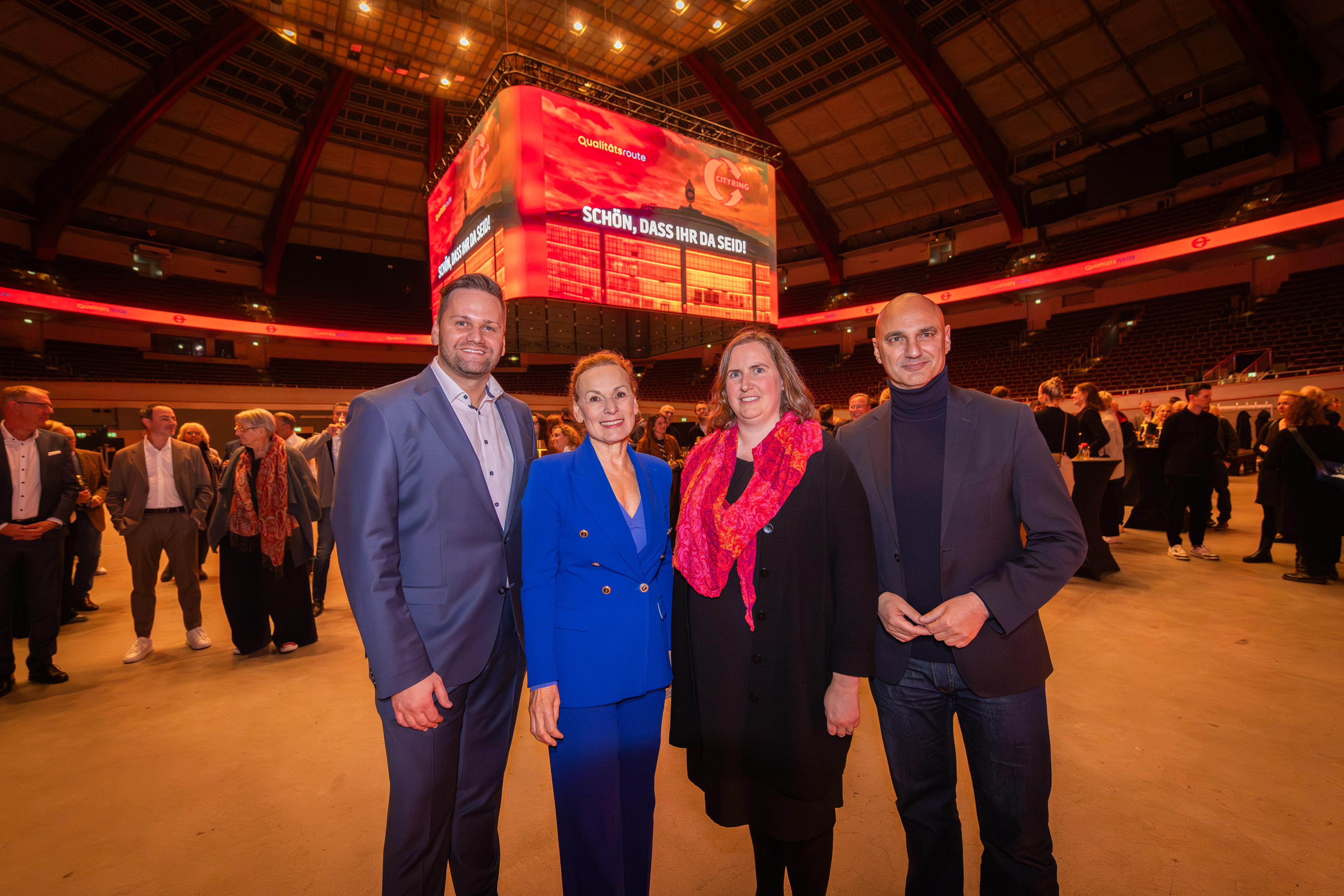 Torben Seifert, Lena Dümer, Sabine Loos und Oberbürgermeister Alexander Kalouti stehen in der Westfalenhalle.