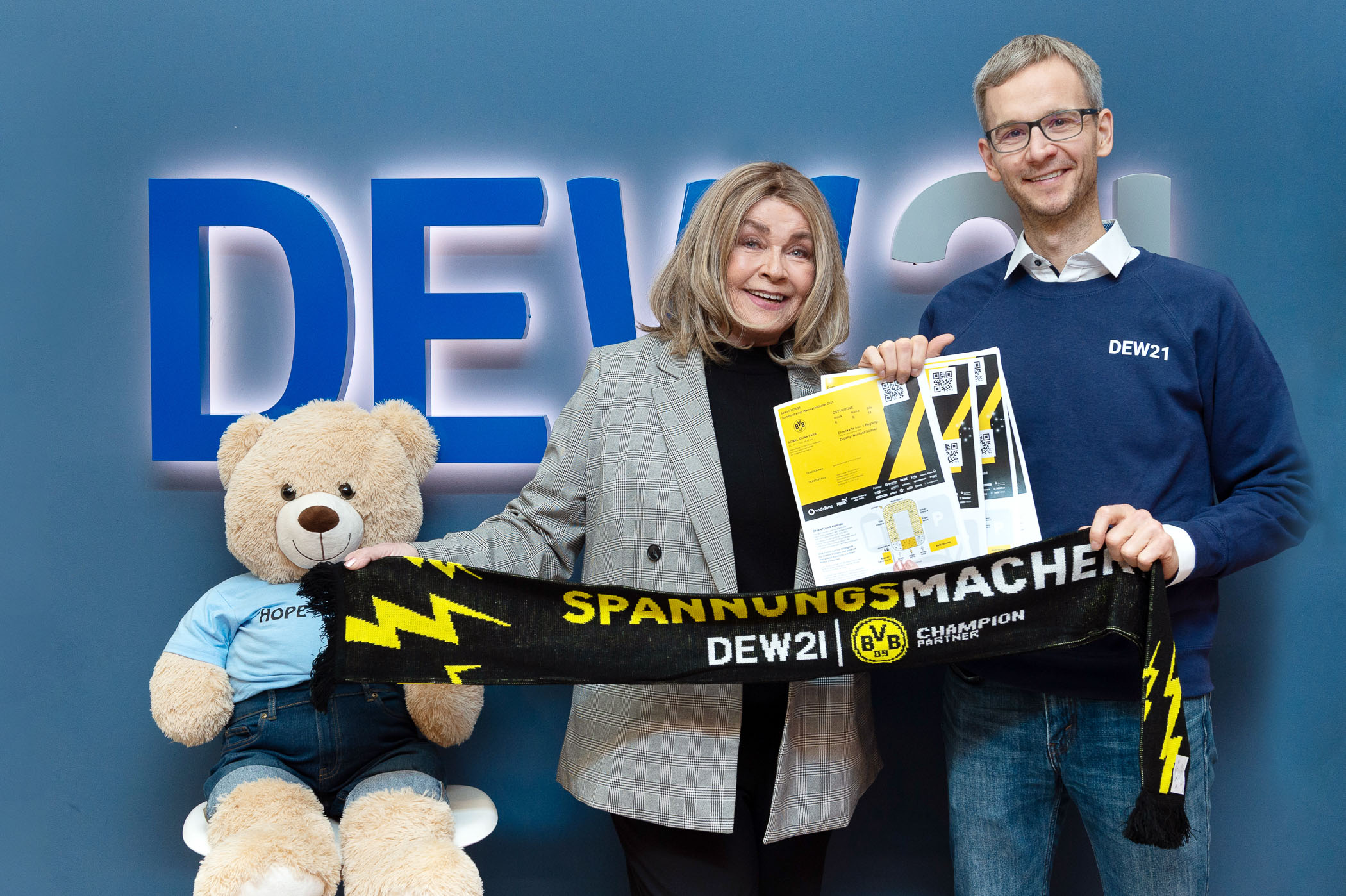 DKD-Bärenbotschafter Hope, Birgit Lindstedt, Projektleiterin für das bundesweite Botschafternetz der Deutschen Kinderhospiz Dienste und DEW21 Vertriebsleiter Steffen Püschel.