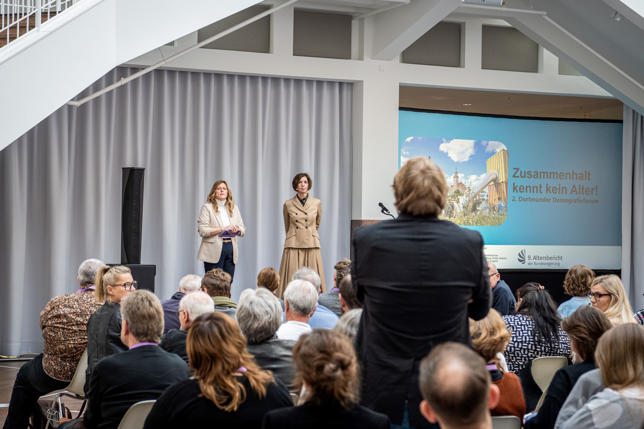 Bühne des Demographieforums Im Bürgersaal des Rathauses