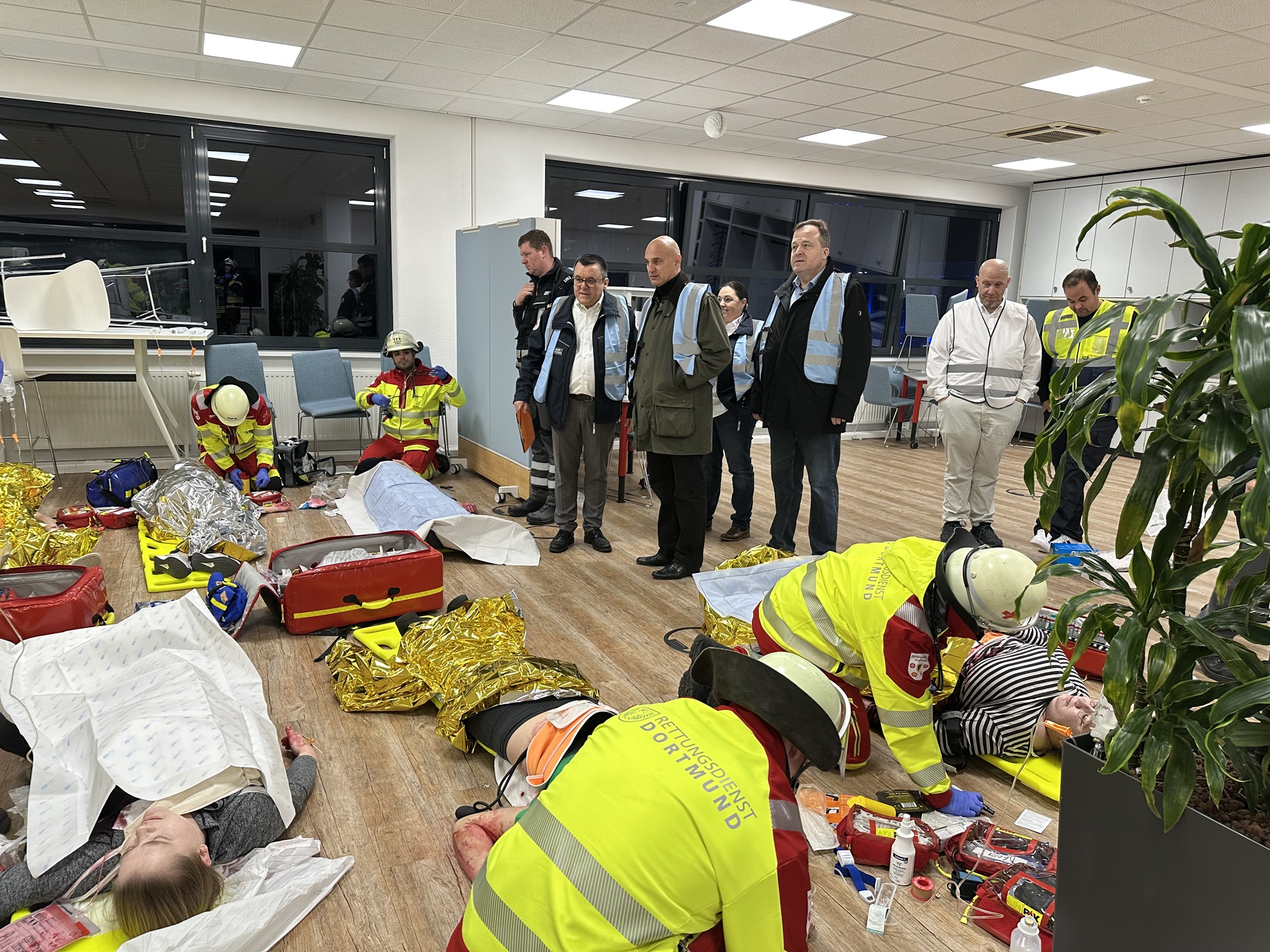 Die mehr als dreistündige Übung wurde vom Oberbürgermeister Alexander Kalouti, dem Ordnungsdezernenten Norbert Dahmen, Torsten Rose als diensthabendem Direktionsdienst der Feuerwehr Dortmund und Fred Weingardt als Kreisgeschäftsführer des DRK-Kreisverbandes Dortmund, begleitet.
