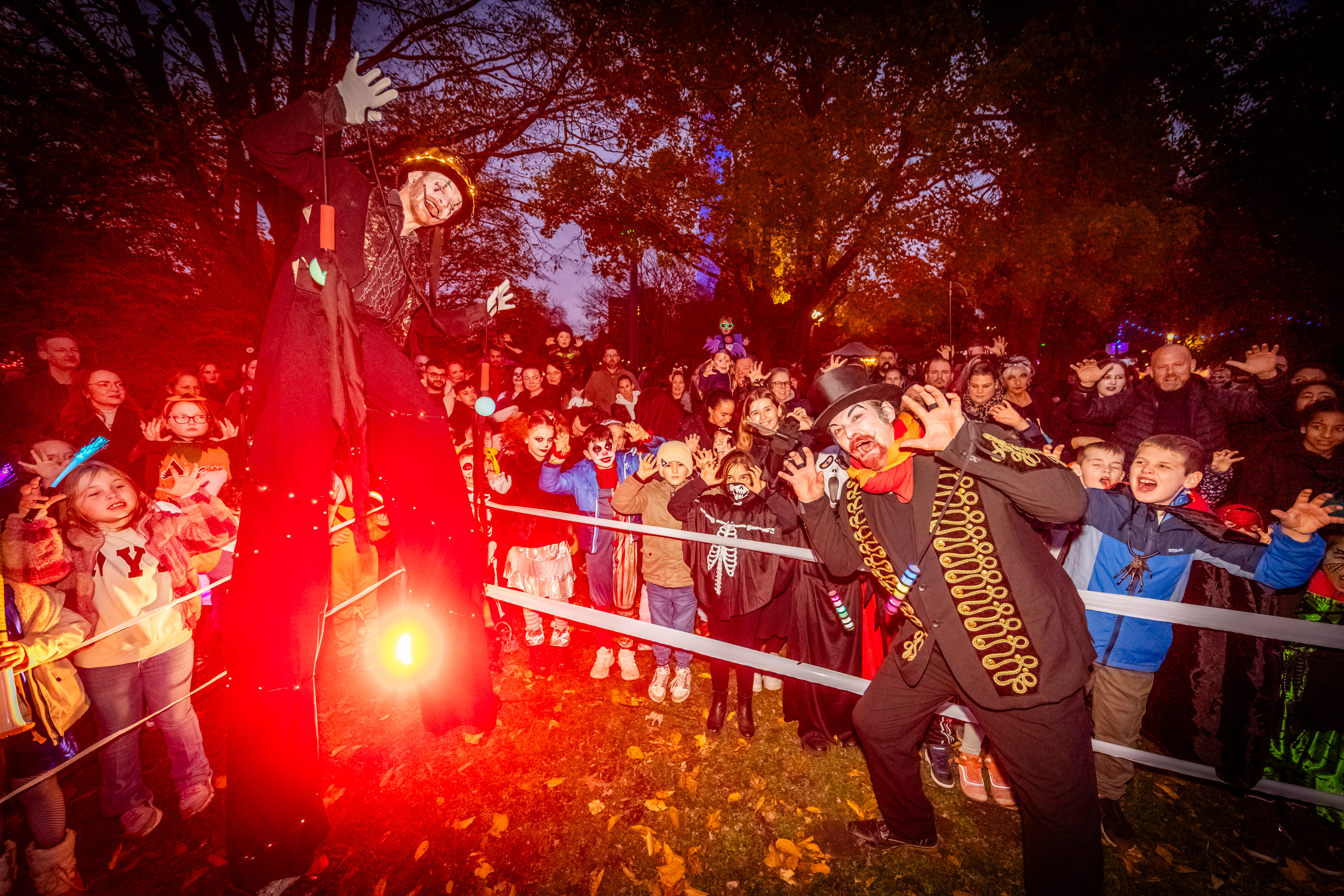 Zahlreiche Kinder in Halloween-Kostümen bei einer Show beim Familienfest im Westfalenpark.