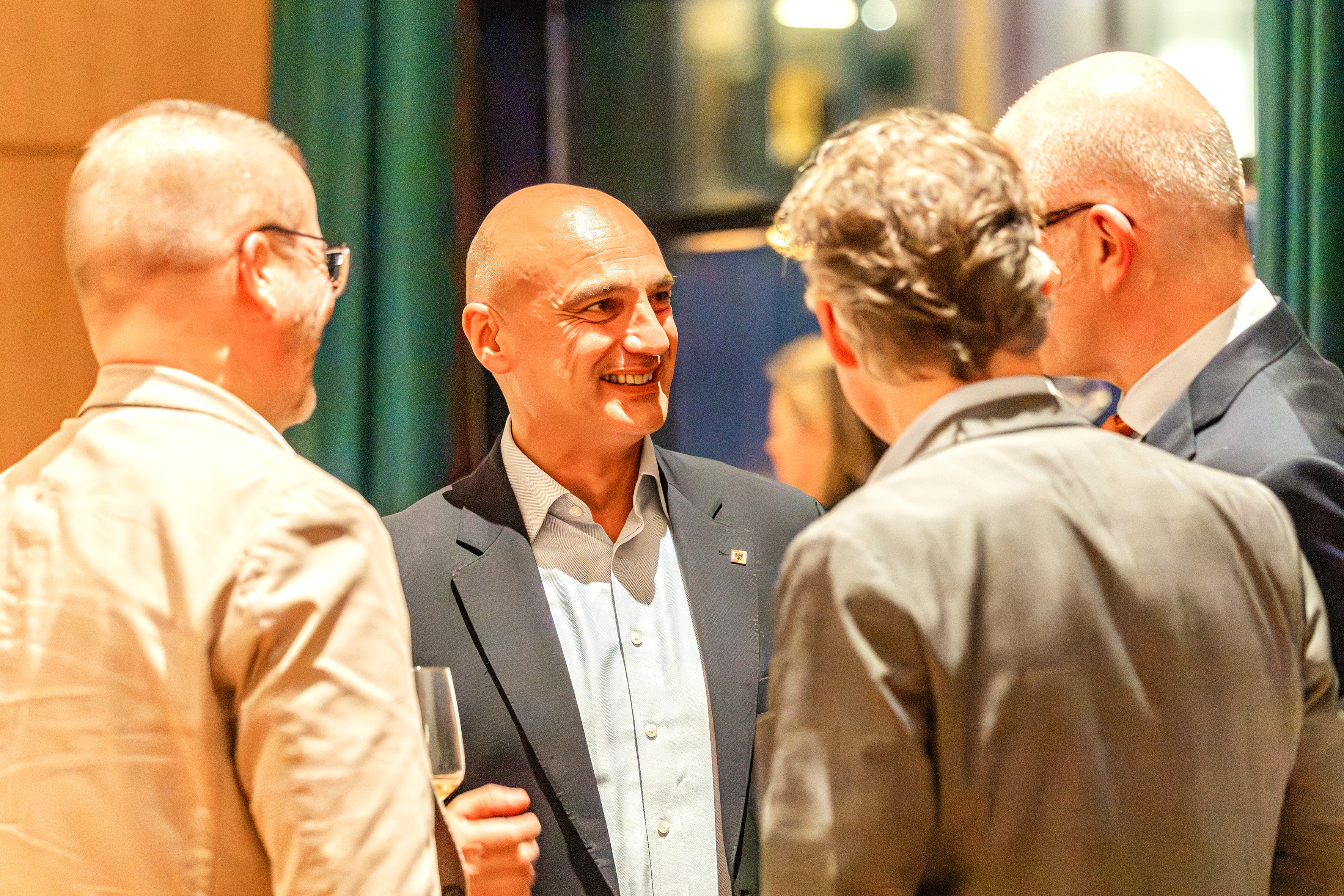 OB Alexander Kalouti im Gespräch beim Herbstempfang der Reinoldigilde.