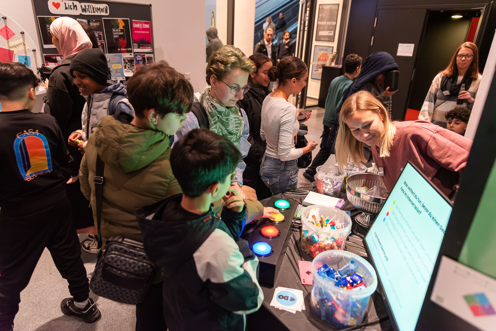 Jugendliche spielen Spiele.