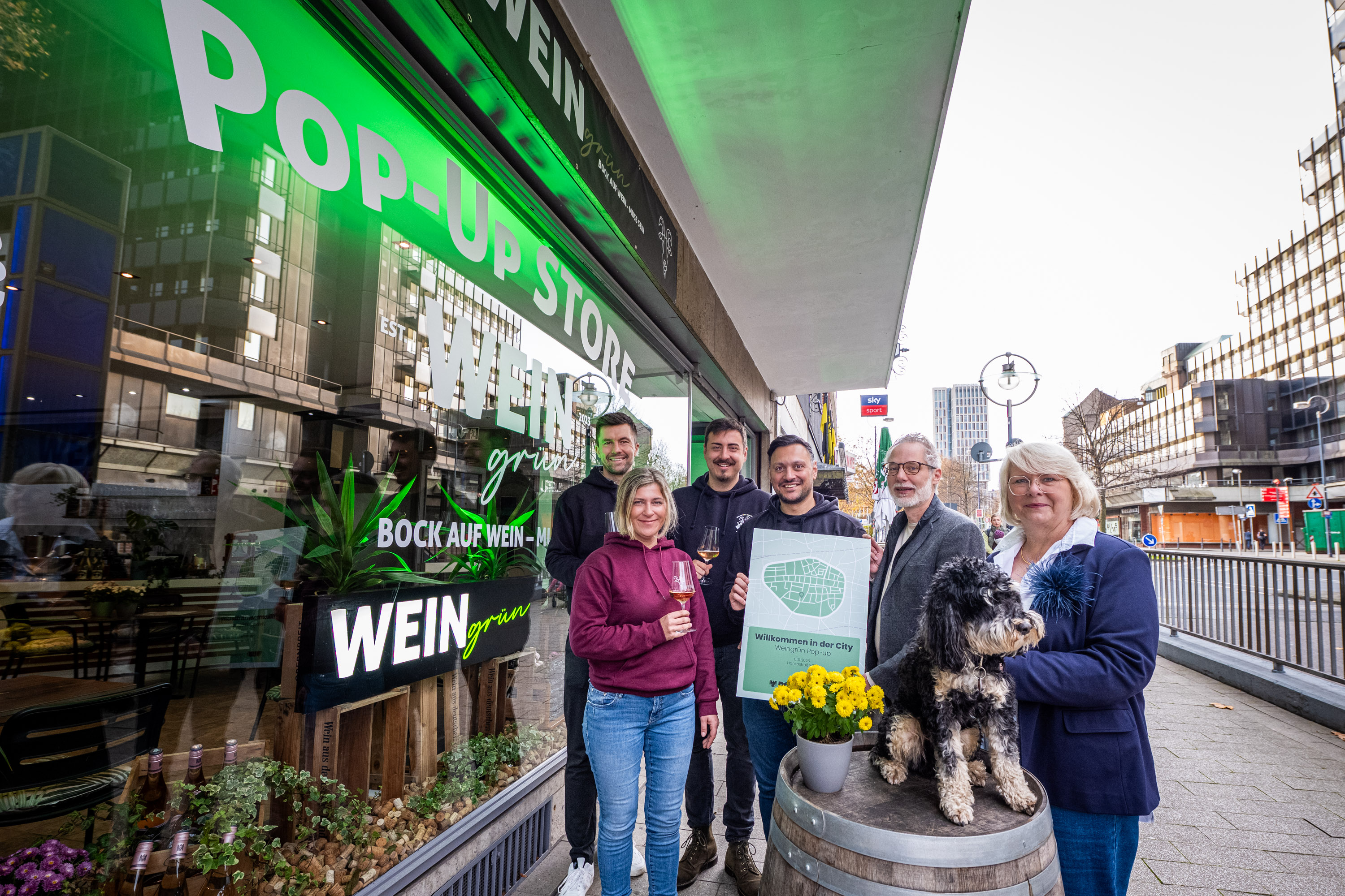 Mehrere Personen stehen vor dem Pop-Up-Store Weingrün in der Hansastraße 72.