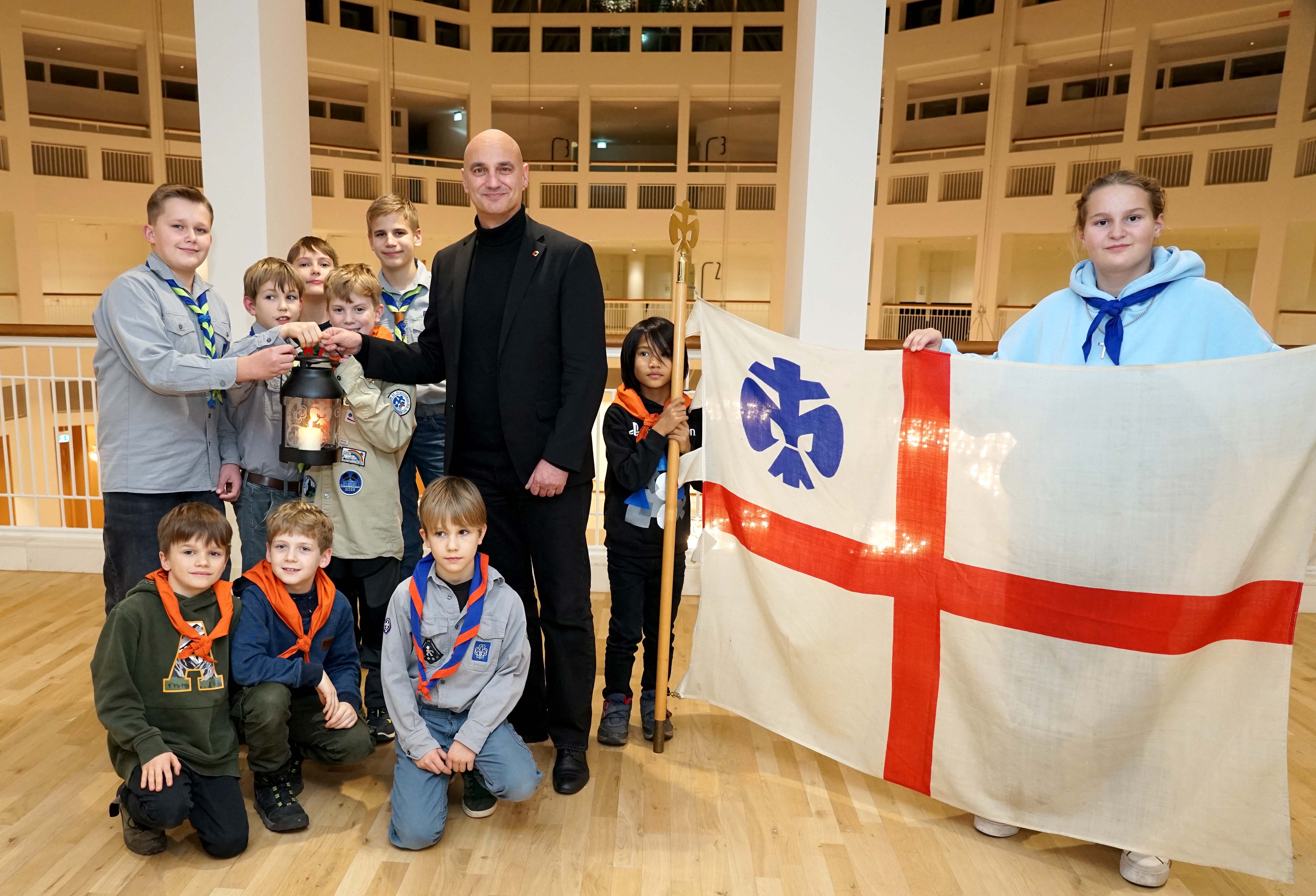  Pfadfinderinnen und Pfadfinder aus Eichlinghofen und Körne brachten am Montagabend das Friedenlicht aus Bethlehem in das Dortmunder Rathaus, wo sie von Oberbürgermeister Alexander Kalouti empfangen wurden.
