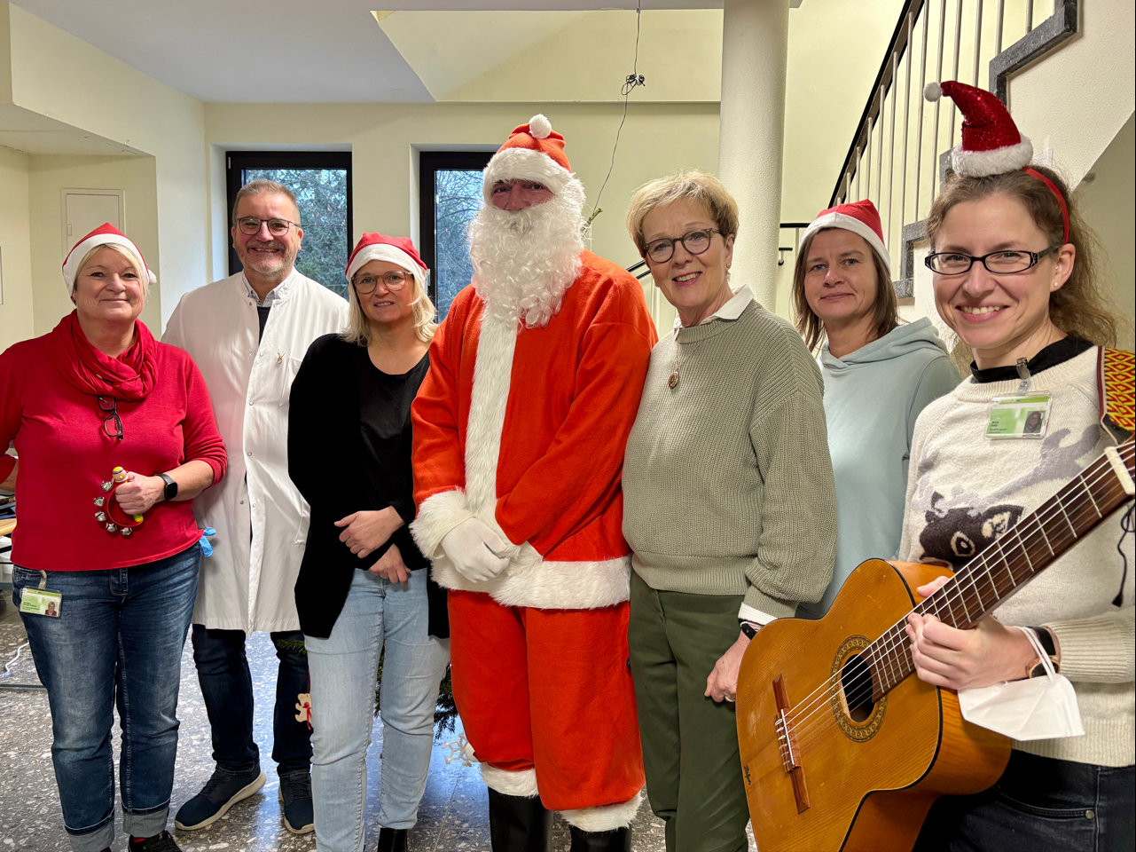 Weihnachtsmann mit Gitarre in der Kinderklinik Dortmund.