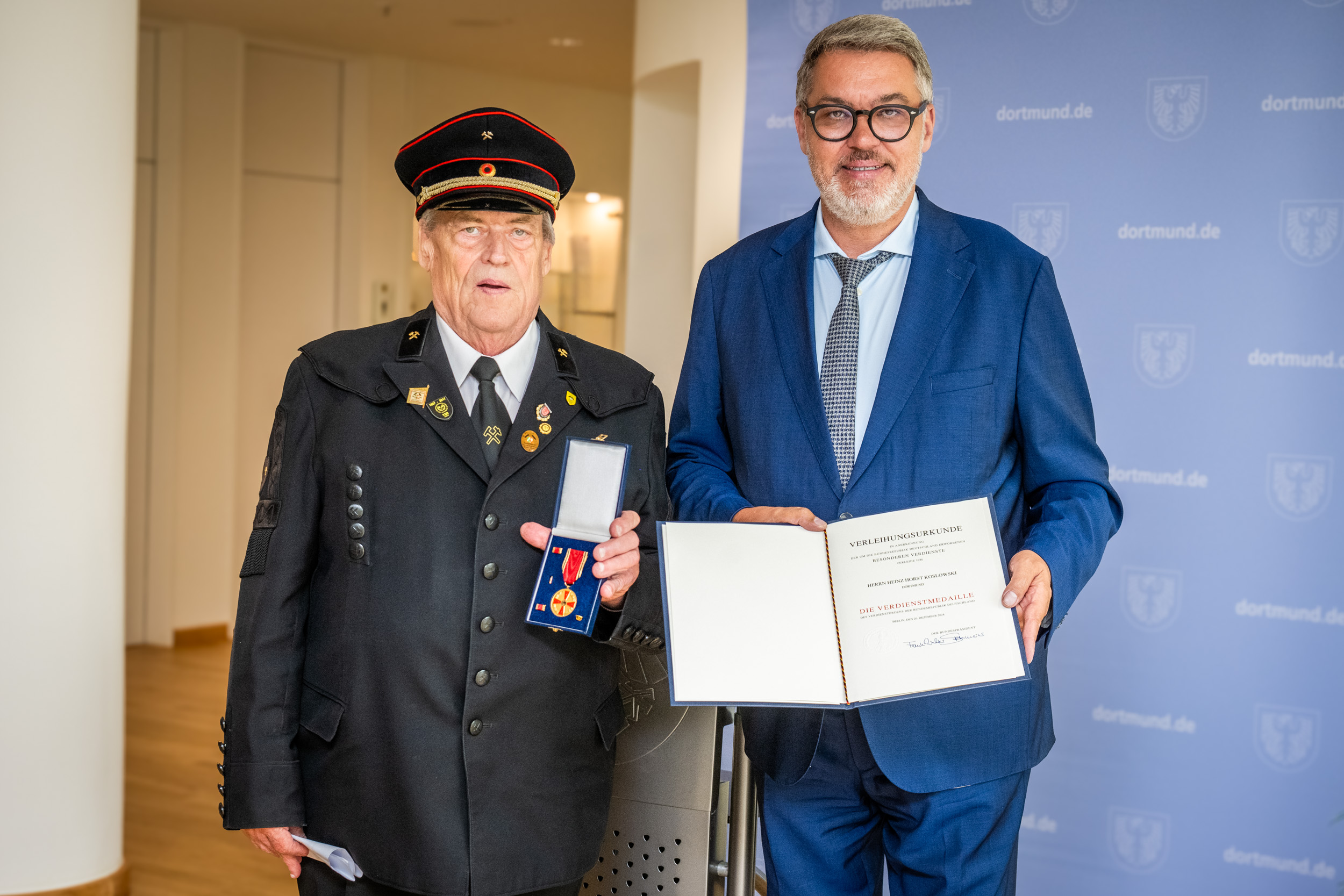 Horst Koslowski (li) nahm im Dortmunder Rathaus die Verdienstmedaille aus der Hand von Oberbürgermeister Thomas Westphal entgegen.