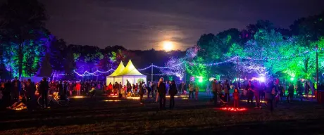 Beleuchtete Zelte und bunte Lampions beim Lichterfest im Fredenbaumpark