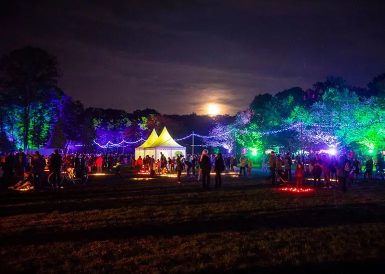 Beleuchtete Zelte und bunte Lampen beim Lichterfest im Fredenbaumpark