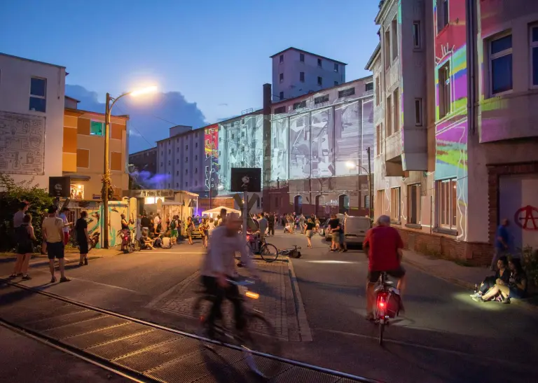 Die Speicherstraße wird beim Hafenspaziergang für den Autoverkehr gesperrt, es sind Fußgänger und Radfahrer unterwegs.