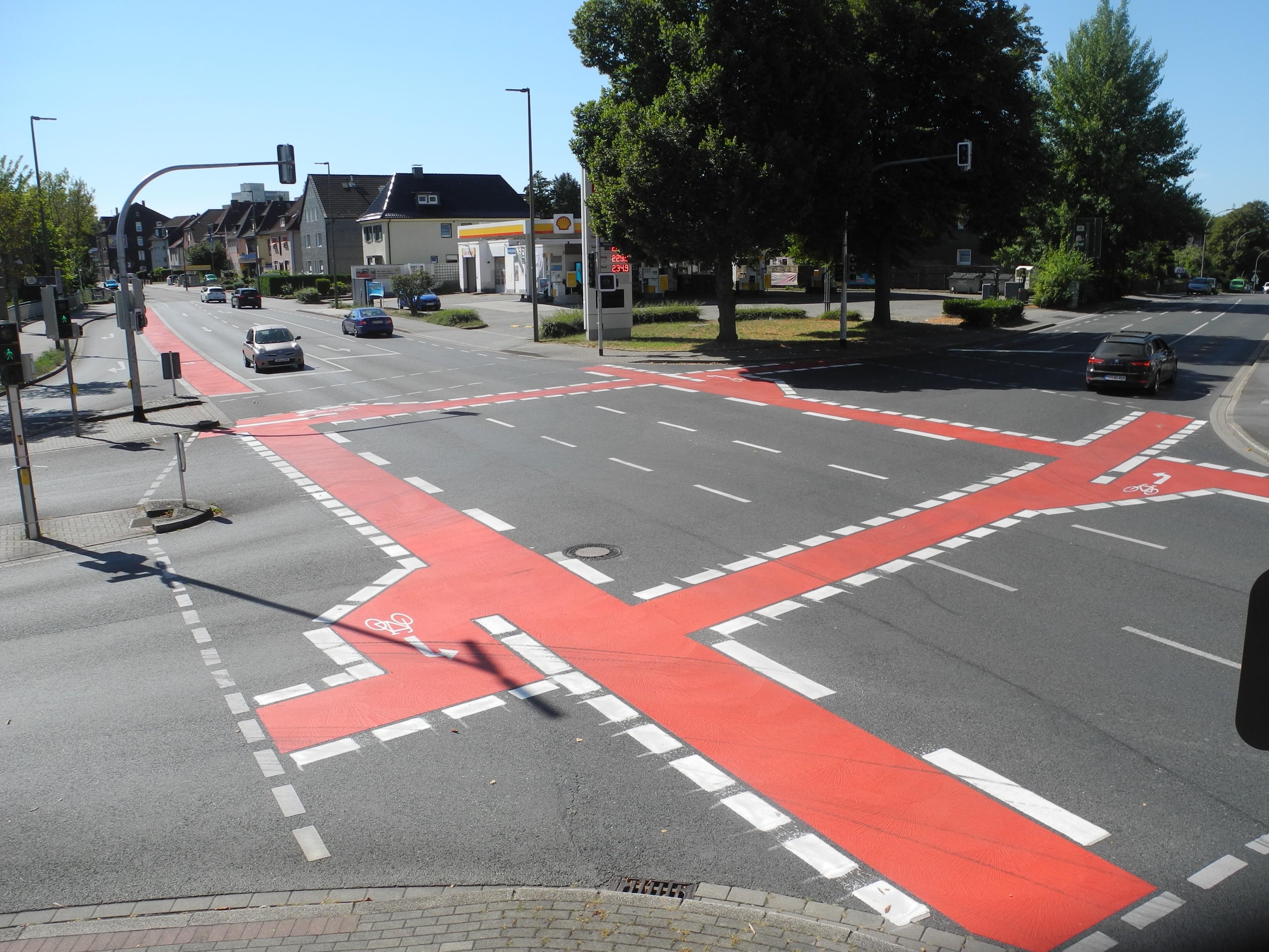 Rot markierte Fahrradfurt. Im Hintergrund steht der Hammerkopftturm der Zeche Minister Stein. 