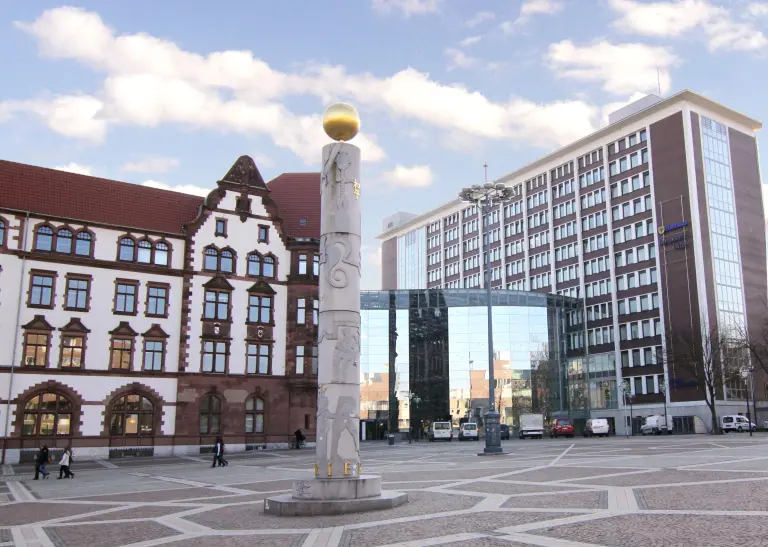 Das Neue Stadthaus feiert 70. Geburtstag Die gläserne Berswordt-Halle (Bj. 2002) verbindet das Alte Stadthaus von 1899 mit dem Neuen Stadthaus (Bj. 1954).