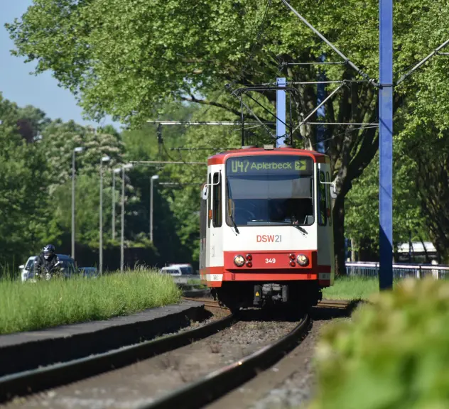 Während der gesamten NRW-Sommerferien (3. Juli bis 17. August) können die Besitzer*innen eines gültigen Abo-Tickets täglich kostenfrei rund um die Uhr durch ganz NRW reisen. 