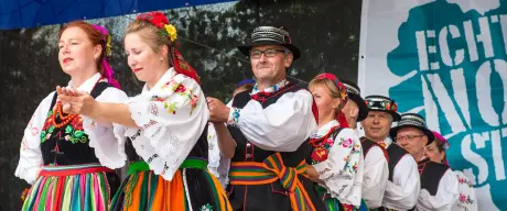 Folklore Tänzerinnen und Tänzer in bunter Tracht