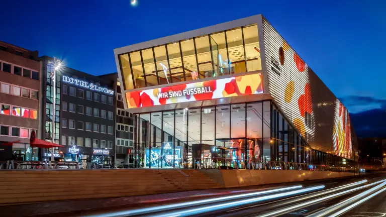 Außenansicht des Deutsches Fußballmuseum in Dortmund bei Nacht.