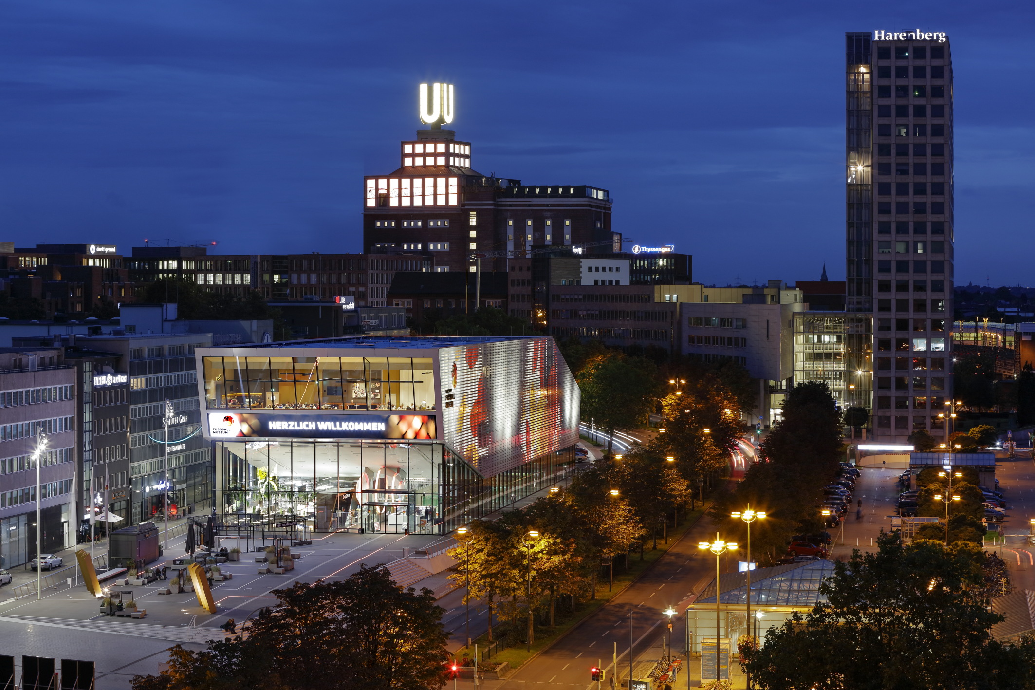 Das Deutsche Fußballmuseum bei Nacht in der Außenansicht