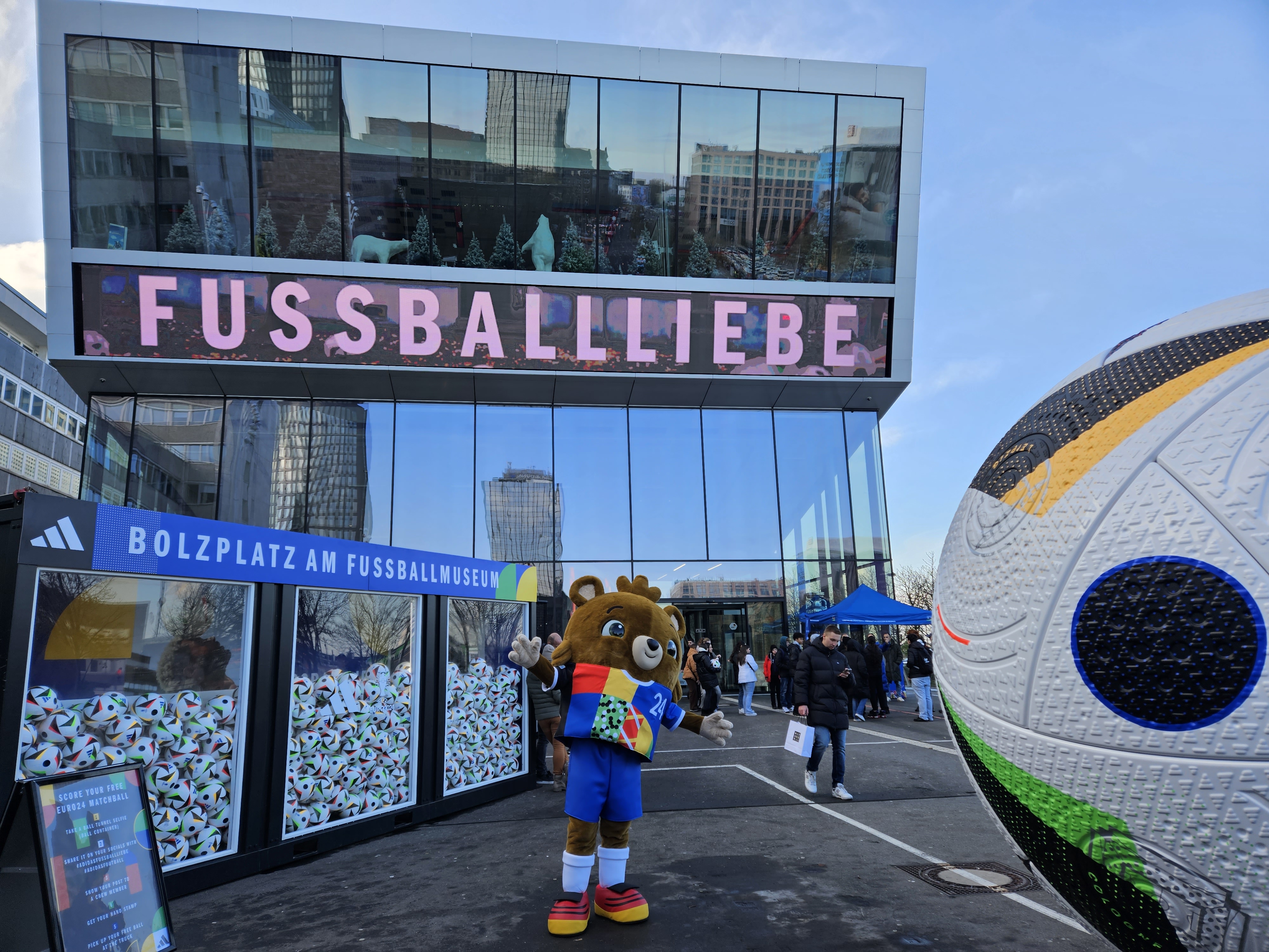 Maskottchen Albärt vor dem Deutschen Fußballmuseum