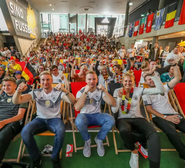 Fans beim Private Viewing im Deutschen Fußballmuseum