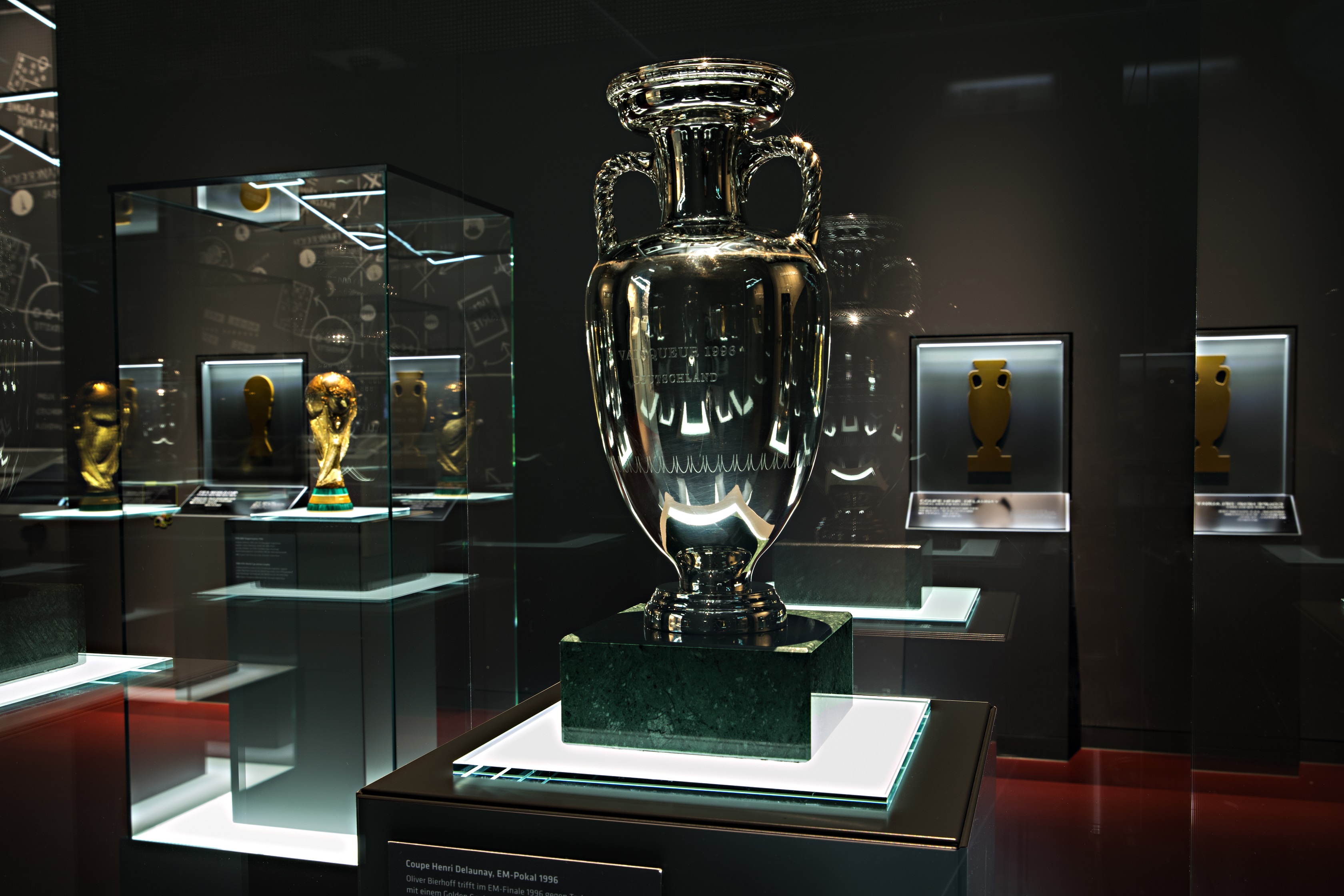 Schatzkammer mit EM-Pokal im Deutschen Fußballmuseum