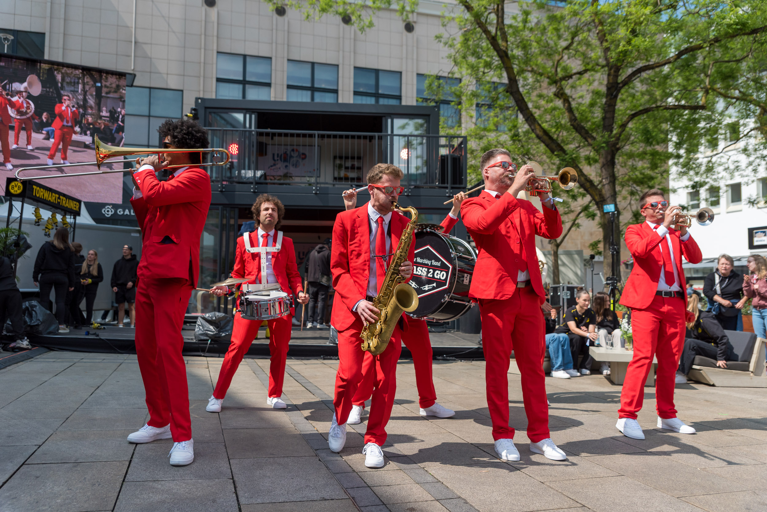 Eine Marching Band in roten Sakkos.