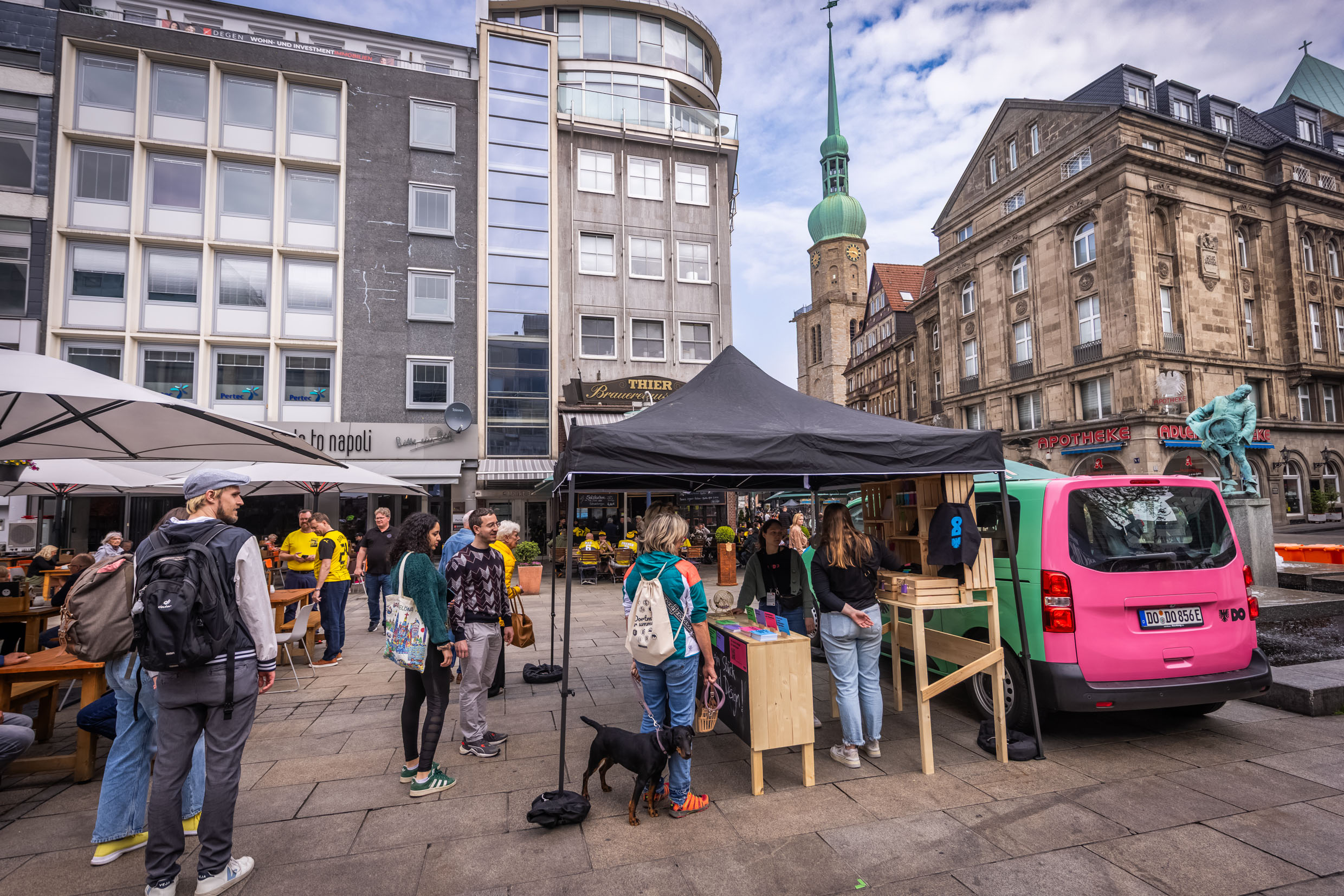 Ein bunter Bus auf dem Alten Markt in Dortmund. Der Alter Markt ist gut besucht.