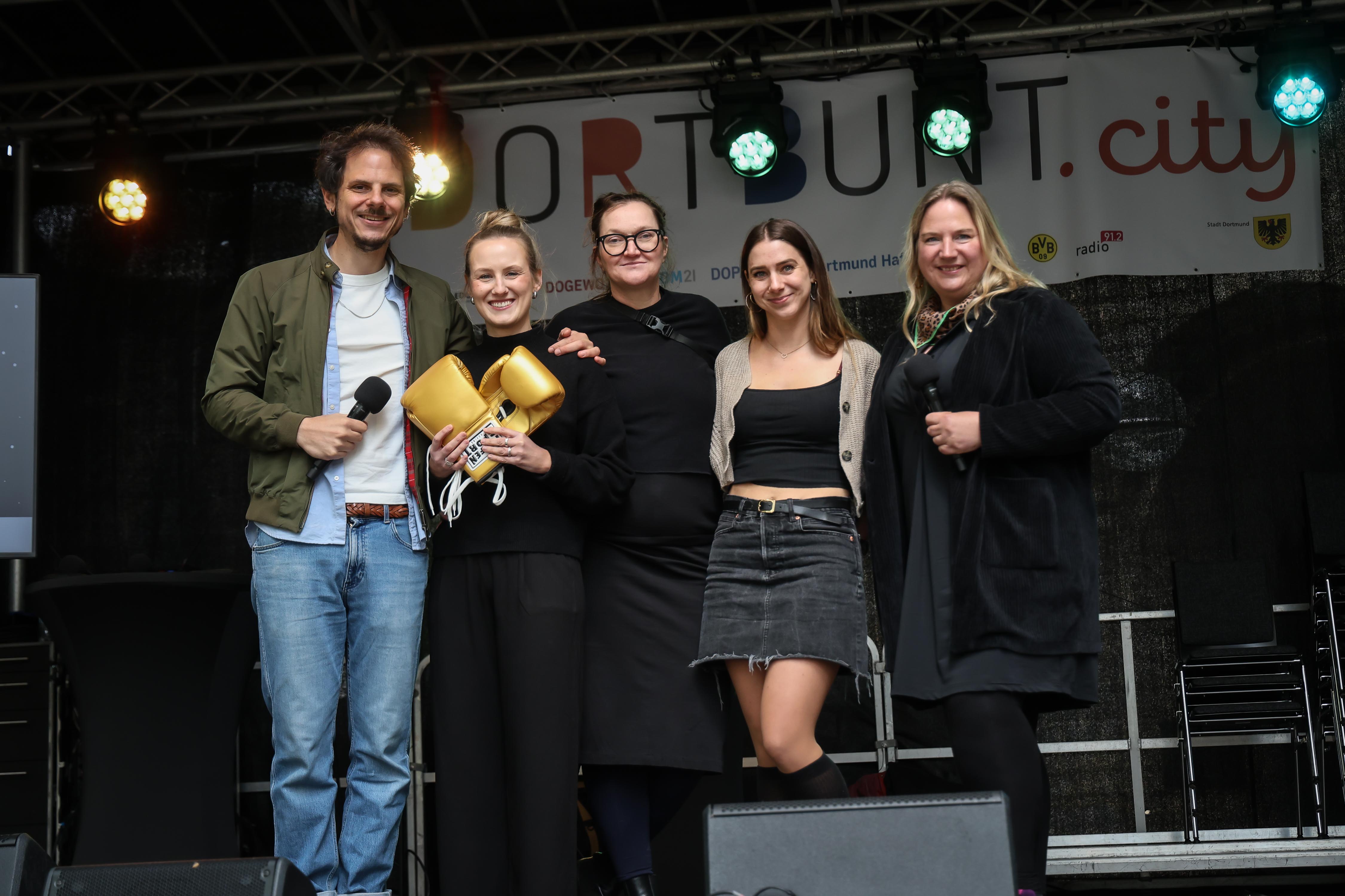 Vier Frauen auf der Bühne bei DORTBUNT