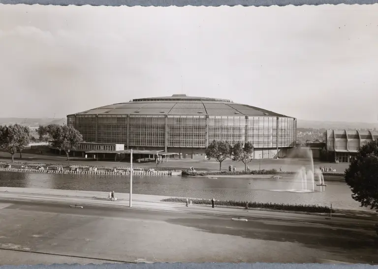 Schwarz-Weiß-Aufnahme Westfalenhalle Dortmund.