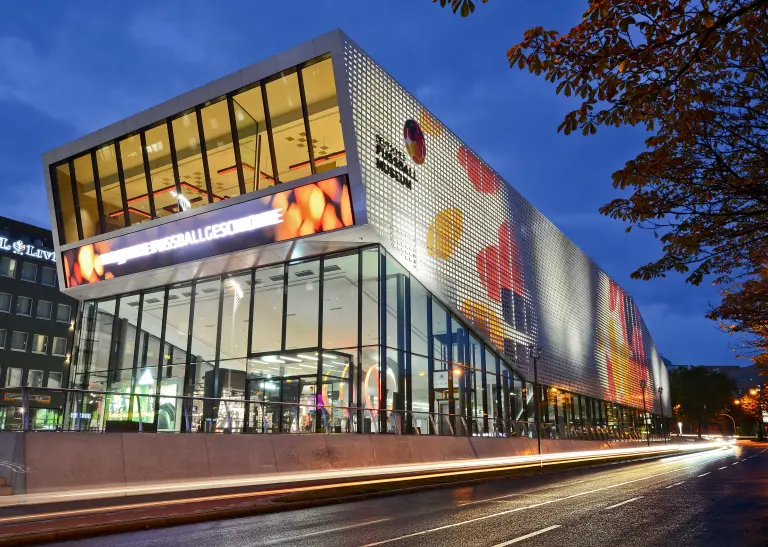 Das Deutsche Fußballmuseum in unmittelbarer Nähe des Hauptbahnhofs wird zum Platz der Begegnug.